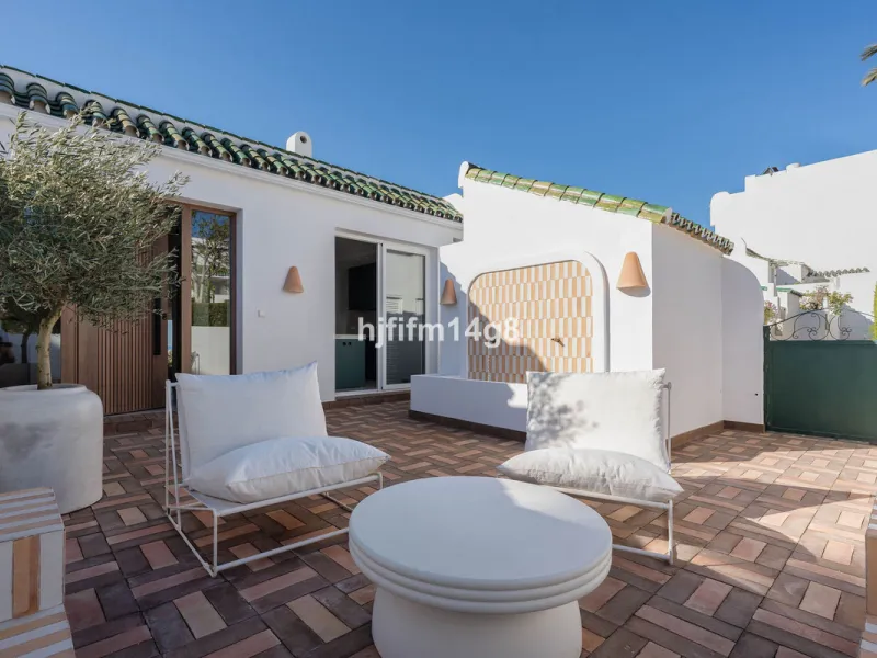 Welcome to this stunning and fully refurbished three-bedroom townhouse for sale in the sought-after residential enclave of La Colina, in the heart of Nueva Andalucía, Marbella. Tastefully renovated throughout and sold fully furnished, this turnkey home of