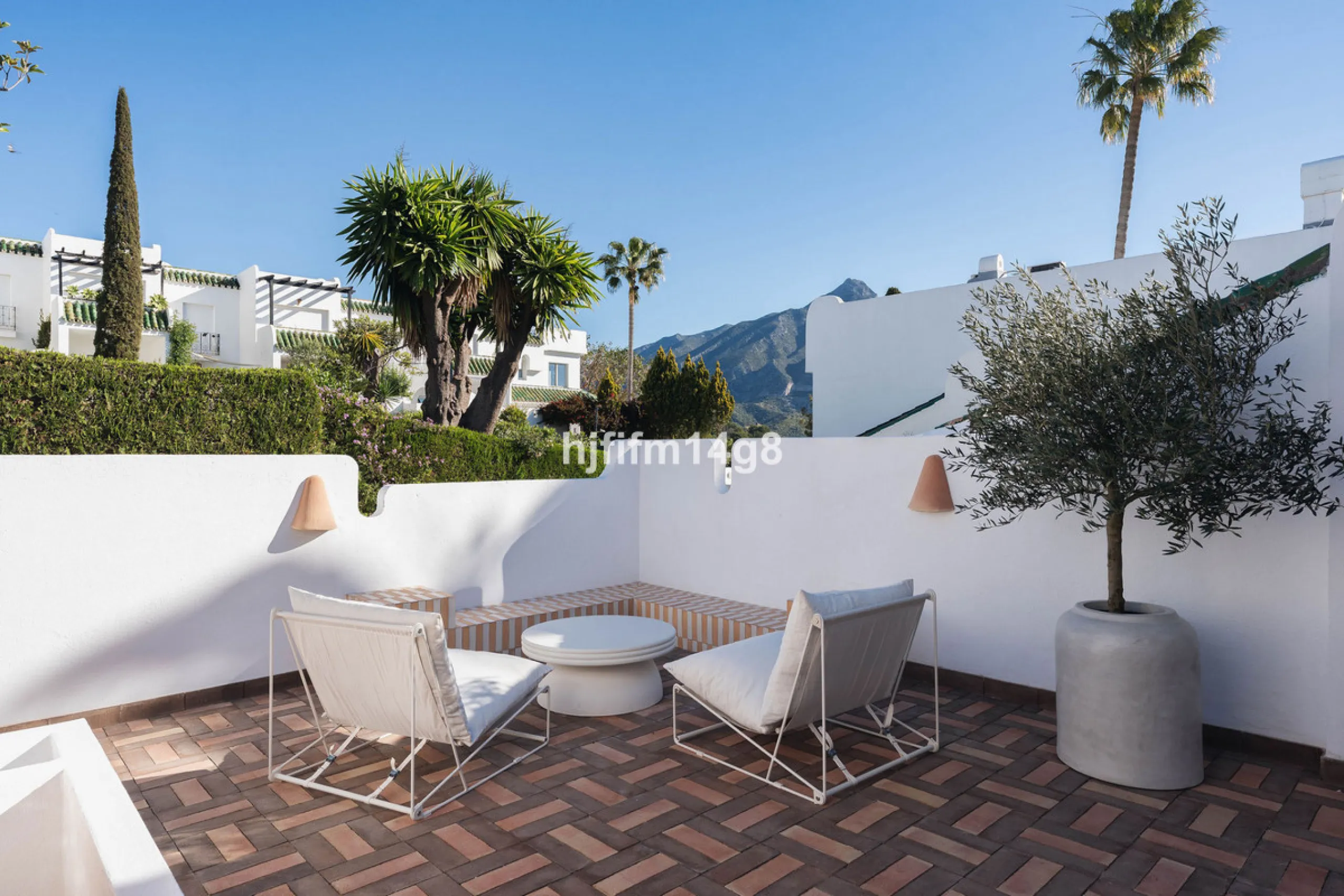 Welcome to this stunning and fully refurbished three-bedroom townhouse for sale in the sought-after residential enclave of La Colina, in the heart of Nueva Andalucía, Marbella. Tastefully renovated throughout and sold fully furnished, this turnkey home of