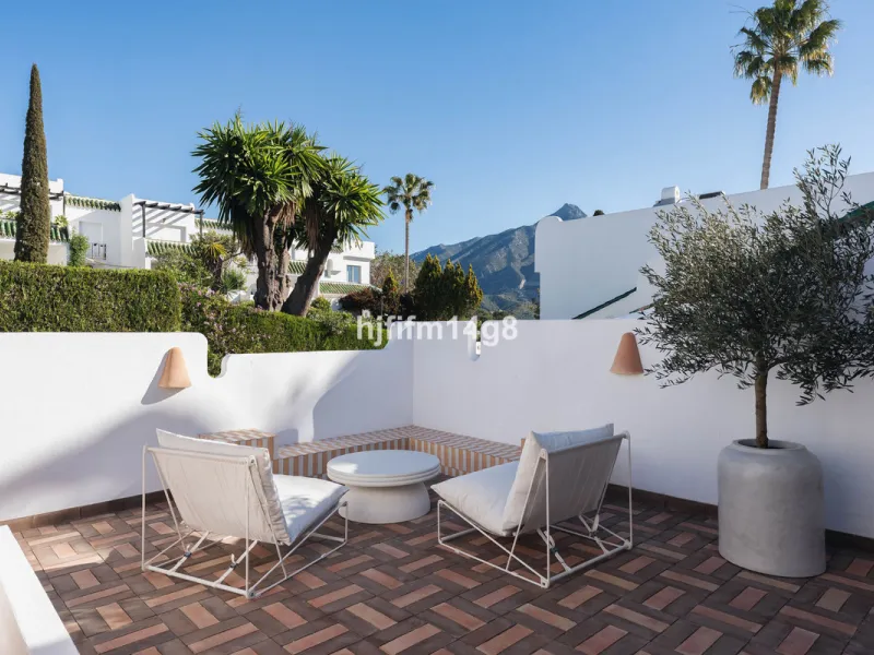 Welcome to this stunning and fully refurbished three-bedroom townhouse for sale in the sought-after residential enclave of La Colina, in the heart of Nueva Andalucía, Marbella. Tastefully renovated throughout and sold fully furnished, this turnkey home of