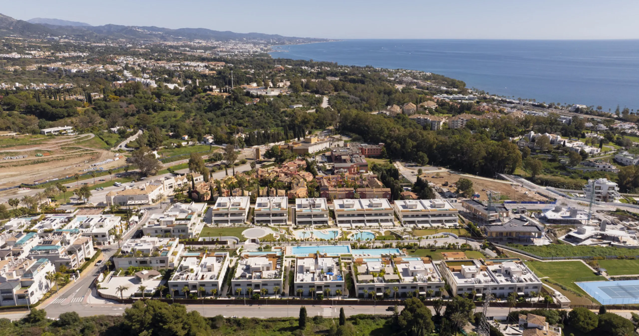 This exquisite 4-bedroom duplex in Epic Marbella by Fendi offers the ultimate in luxury living on Marbella's prestigious Golden Mile. With 337.94 m² of beautifully designed interiors and a 105.38 m² private terrace, this brand-new residence is the perfect