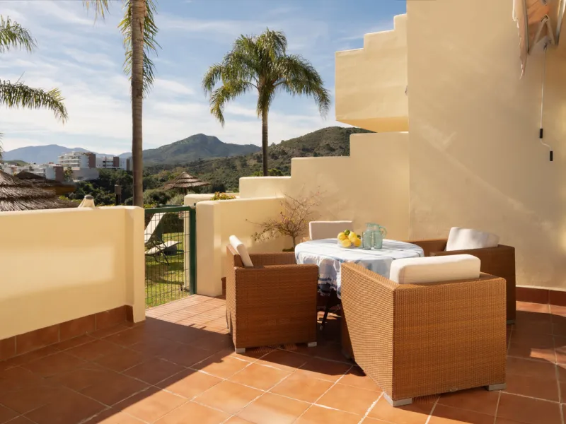 This bright and spacious 2-bedroom, 2-bathroom apartment offers comfortable living in a secure gated community. The property features a large 39 m² southwest-facing terrace overlooking landscaped gardens and the communal pool, perfect for outdoor dining, 
