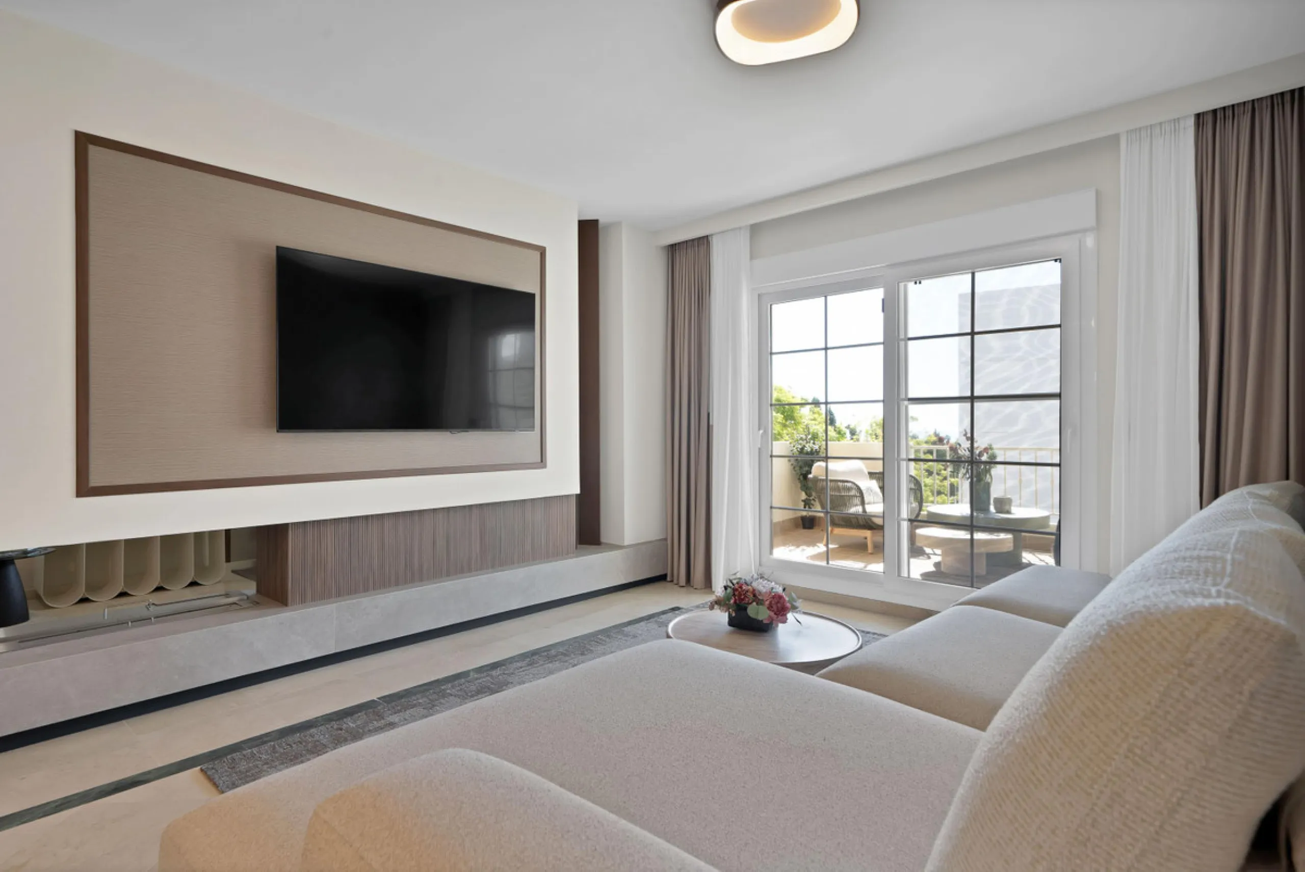 Exclusive Renovated Apartment in Marbella's Golden Mile, next to Hotel Puente