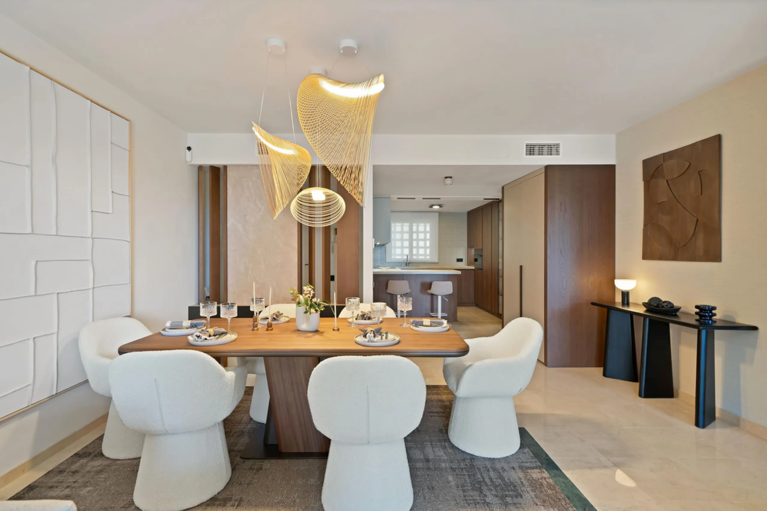Exclusive Renovated Apartment in Marbella's Golden Mile, next to Hotel Puente