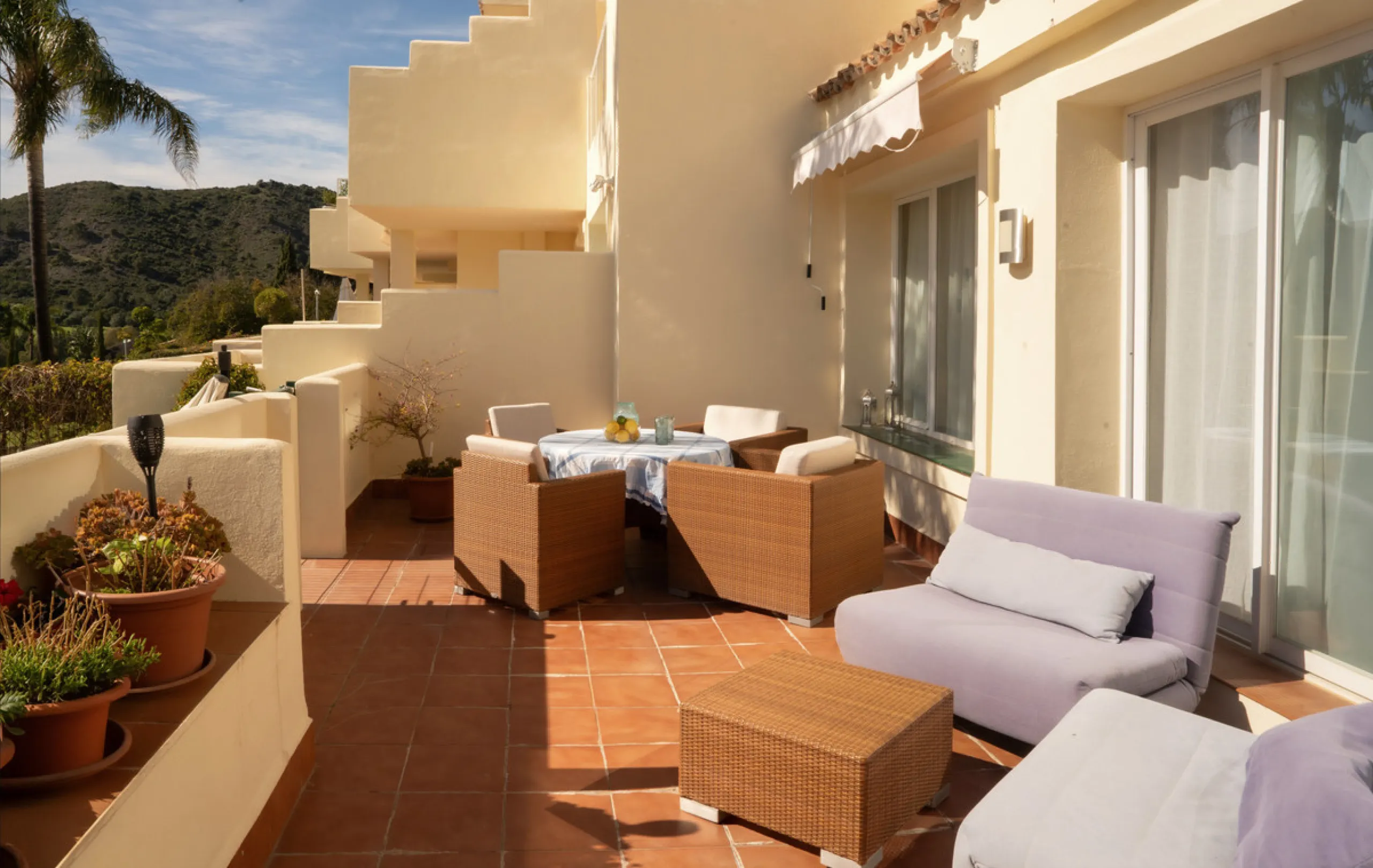 This bright and spacious 2-bedroom, 2-bathroom apartment offers comfortable living in a secure gated community. The property features a large 39 m² southwest-facing terrace overlooking landscaped gardens and the communal pool, perfect for outdoor dining, 