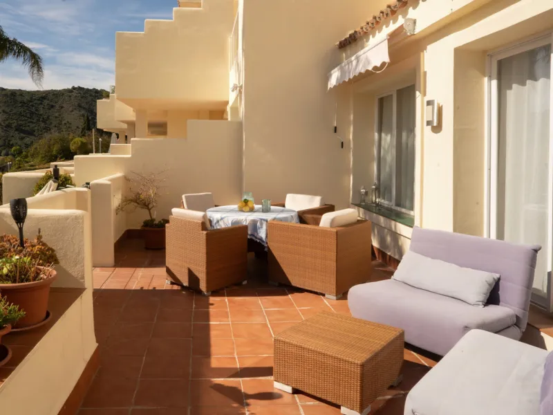 This bright and spacious 2-bedroom, 2-bathroom apartment offers comfortable living in a secure gated community. The property features a large 39 m² southwest-facing terrace overlooking landscaped gardens and the communal pool, perfect for outdoor dining, 