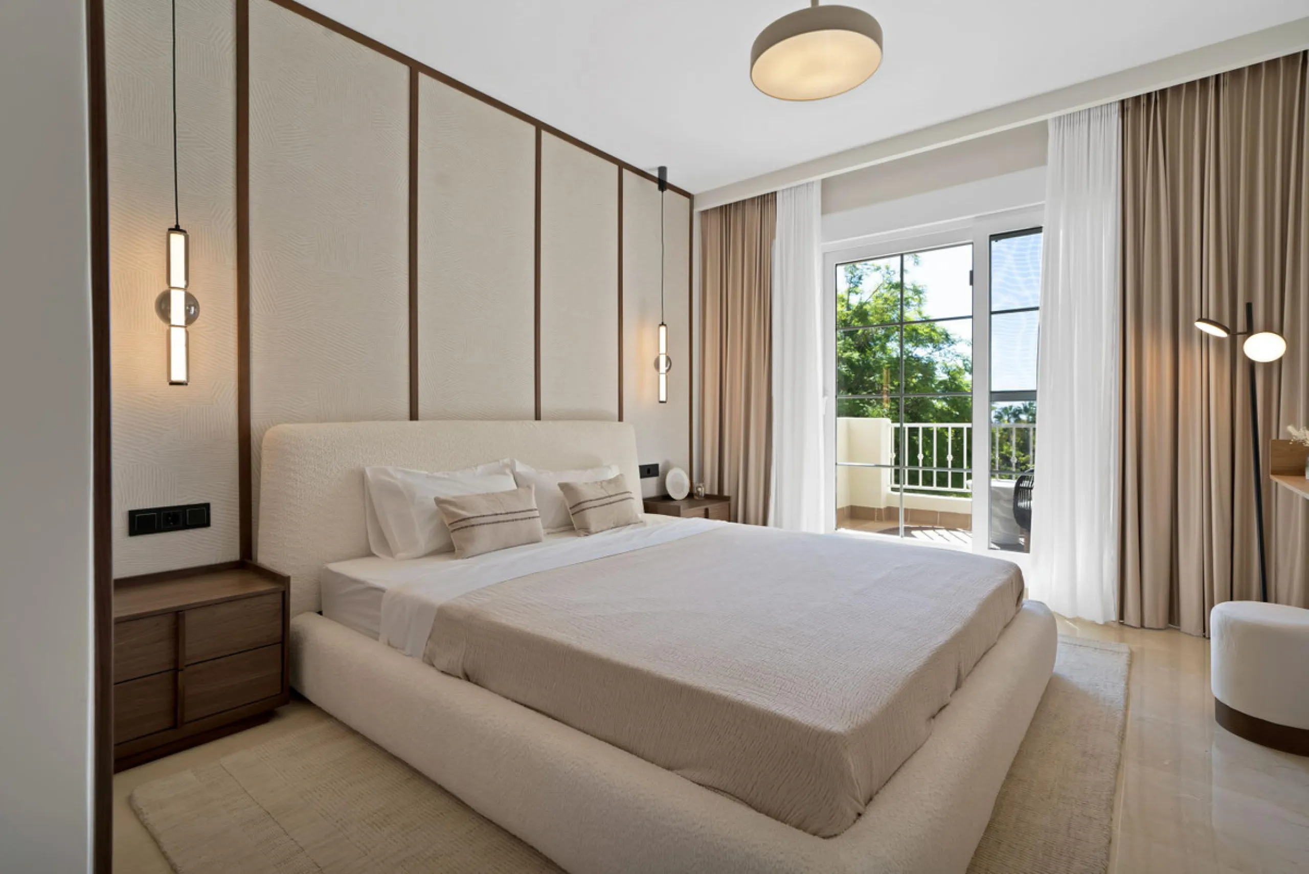Exclusive Renovated Apartment in Marbella's Golden Mile, next to Hotel Puente