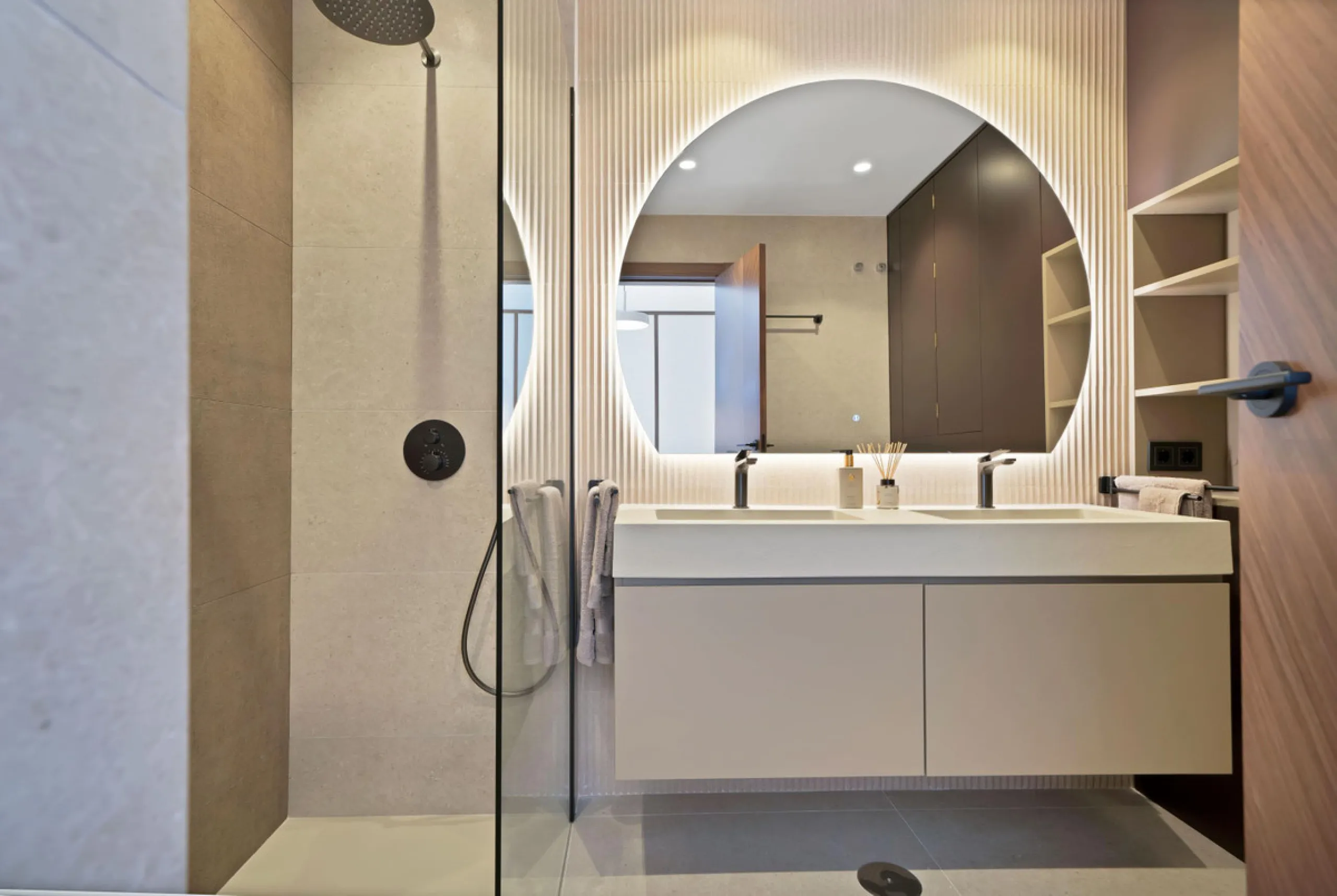 Exclusive Renovated Apartment in Marbella's Golden Mile, next to Hotel Puente
