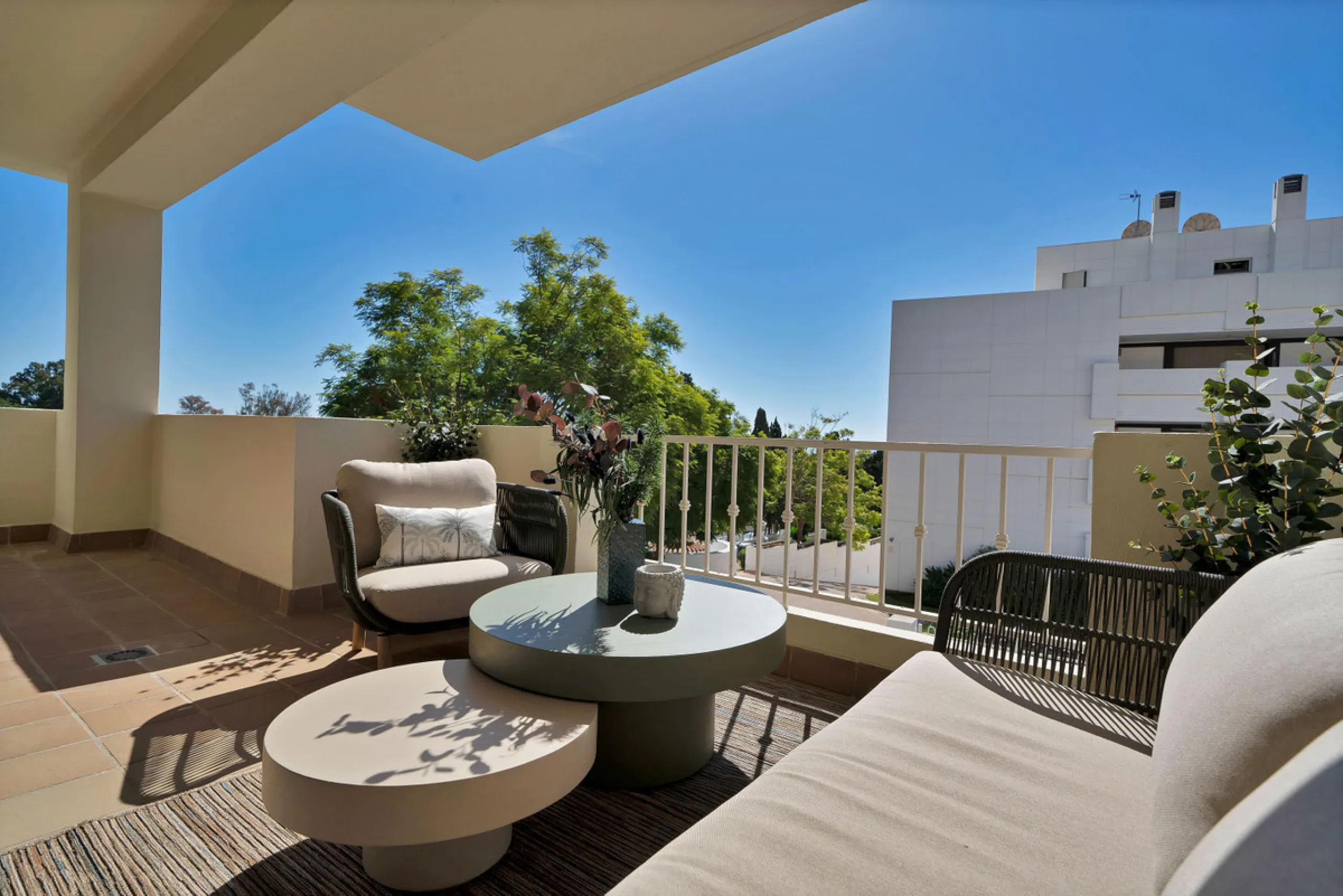 Exclusive Renovated Apartment in Marbella's Golden Mile, next to Hotel Puente