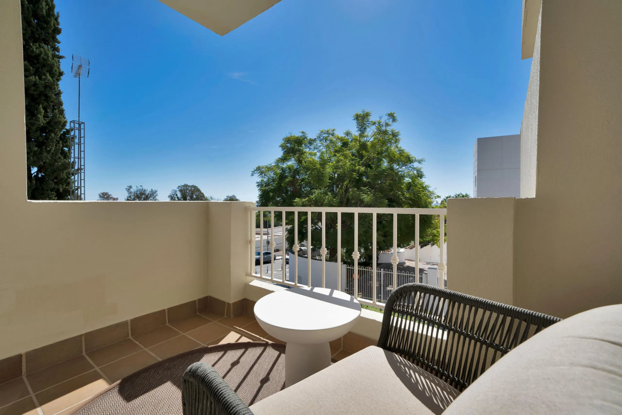 Exclusive Renovated Apartment in Marbella's Golden Mile, next to Hotel Puente