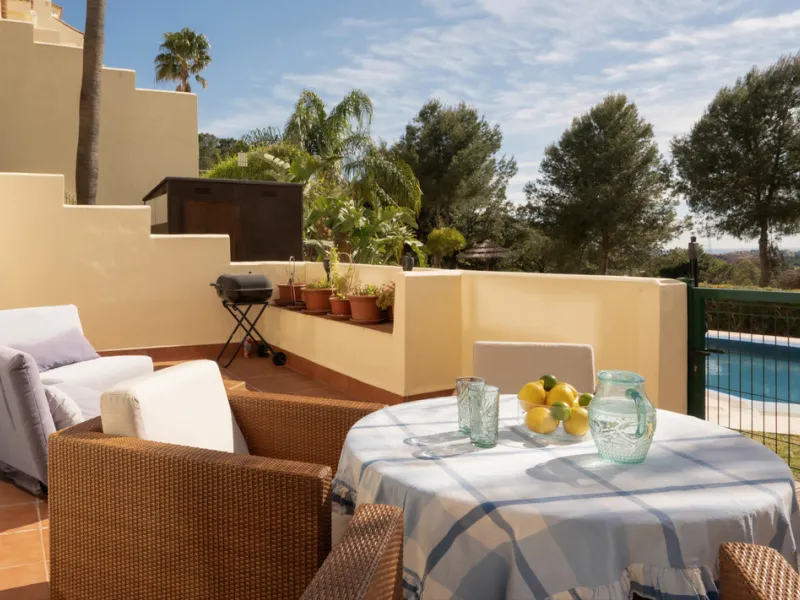This bright and spacious 2-bedroom, 2-bathroom apartment offers comfortable living in a secure gated community. The property features a large 39 m² southwest-facing terrace overlooking landscaped gardens and the communal pool, perfect for outdoor dining, 