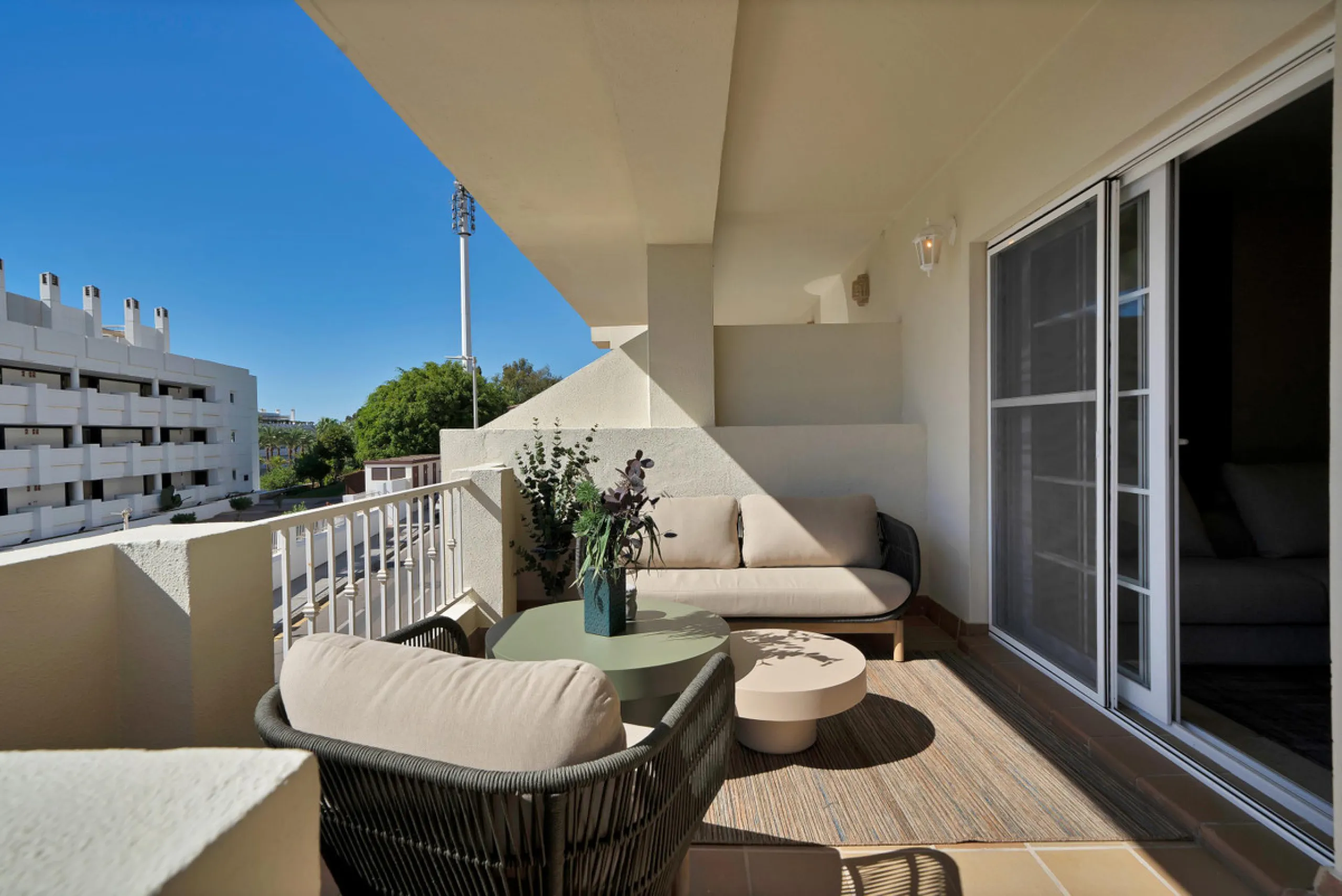 Exclusive Renovated Apartment in Marbella's Golden Mile, next to Hotel Puente