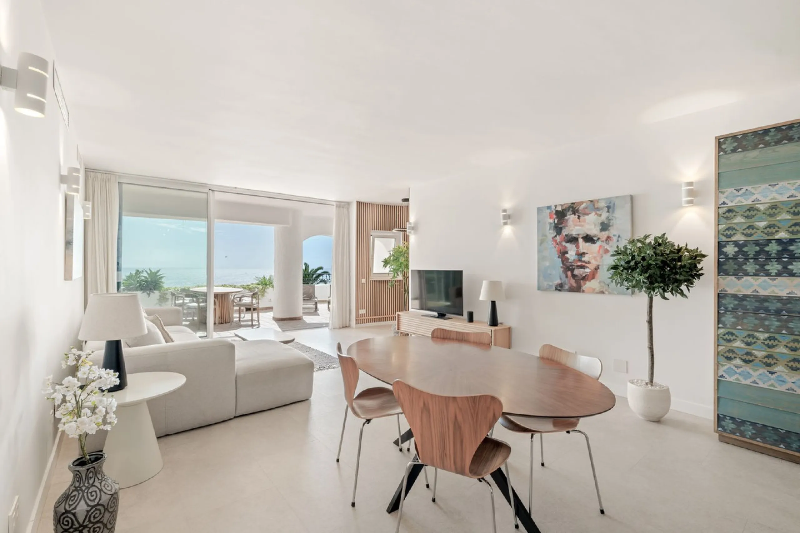 Completely renovated apartment for sale at Torremolinos' most sought-after address.