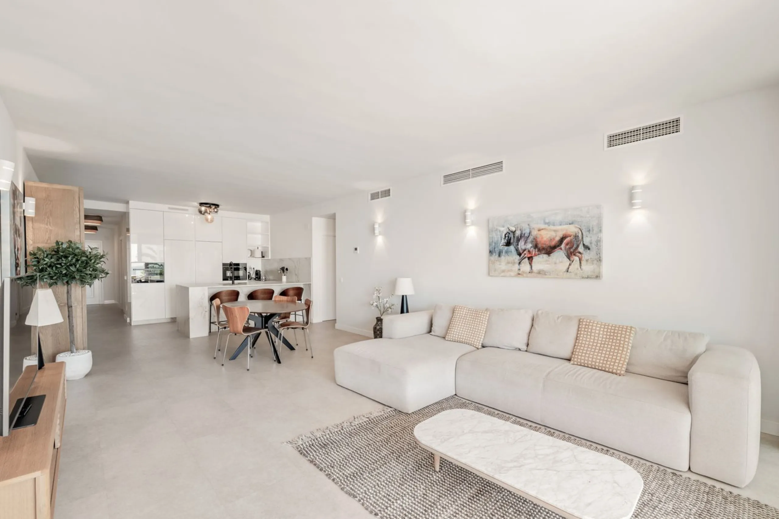 Completely renovated apartment for sale at Torremolinos' most sought-after address.