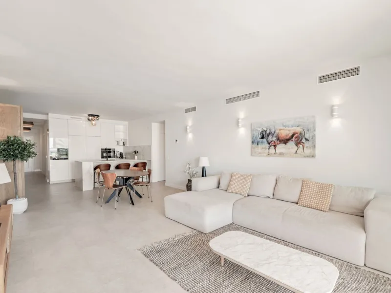Completely renovated apartment for sale at Torremolinos' most sought-after address.