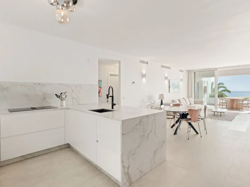 Completely renovated apartment for sale at Torremolinos' most sought-after address.