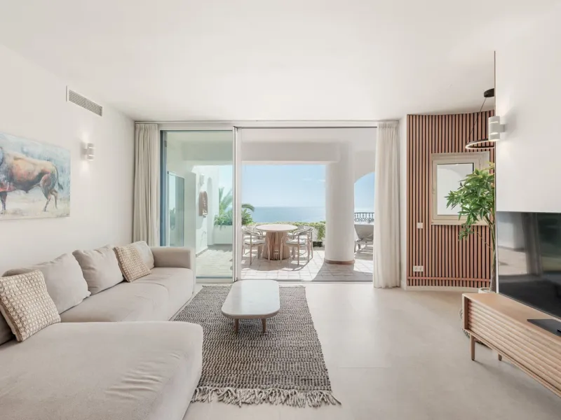 Completely renovated apartment for sale at Torremolinos' most sought-after address.