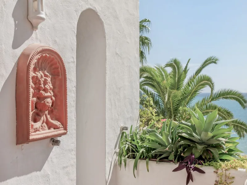 Completely renovated apartment for sale at Torremolinos' most sought-after address.