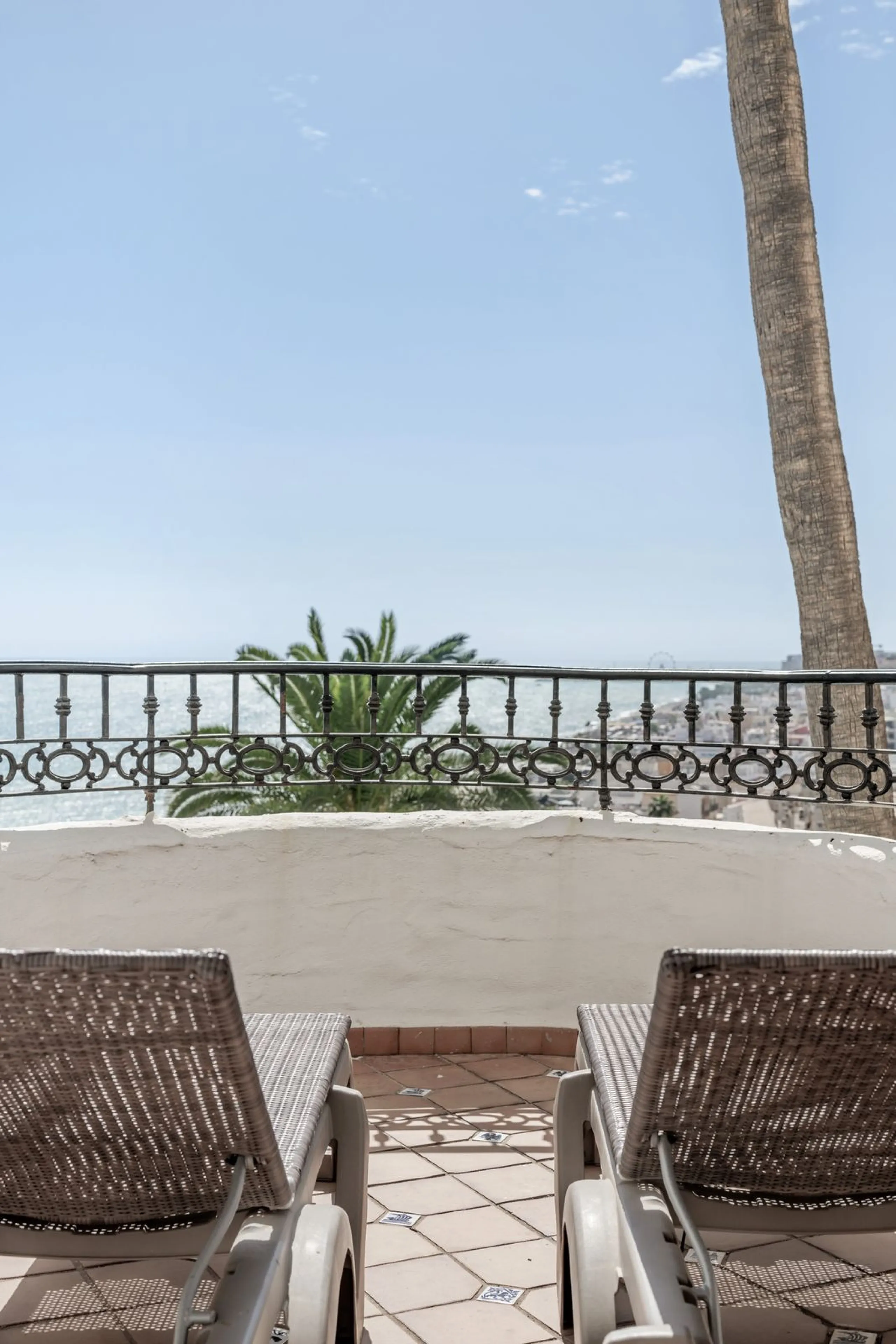 Completely renovated apartment for sale at Torremolinos' most sought-after address.