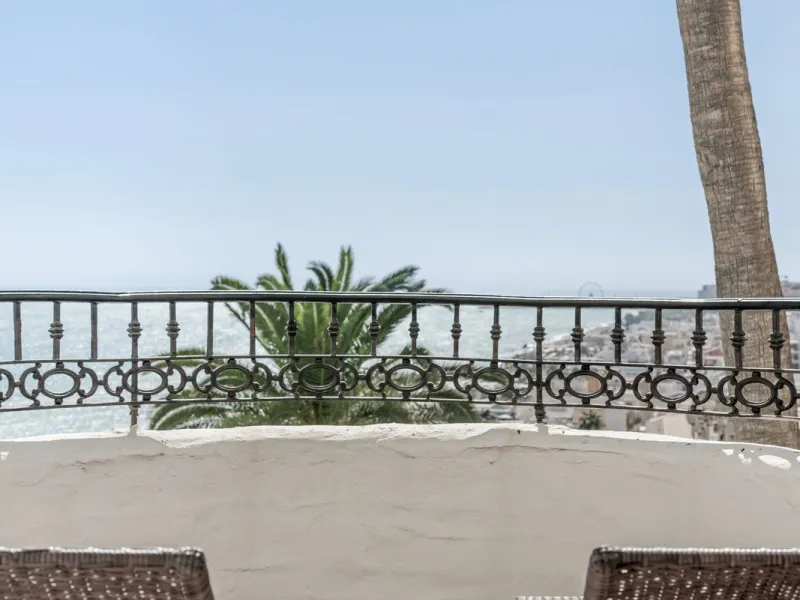 Completely renovated apartment for sale at Torremolinos' most sought-after address.