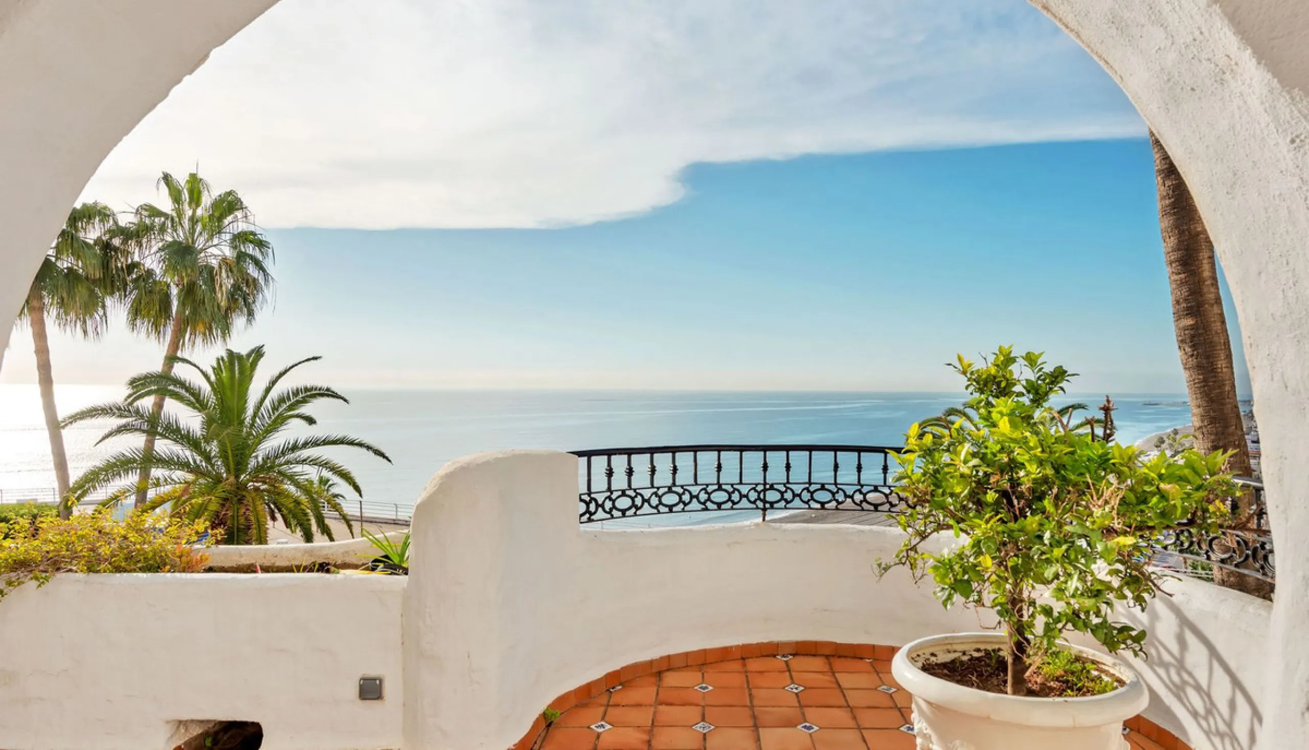 Completely renovated apartment for sale at Torremolinos' most sought-after address.