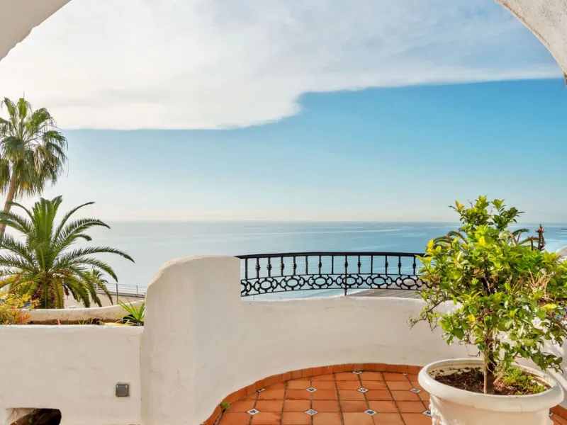 Completely renovated apartment for sale at Torremolinos' most sought-after address.