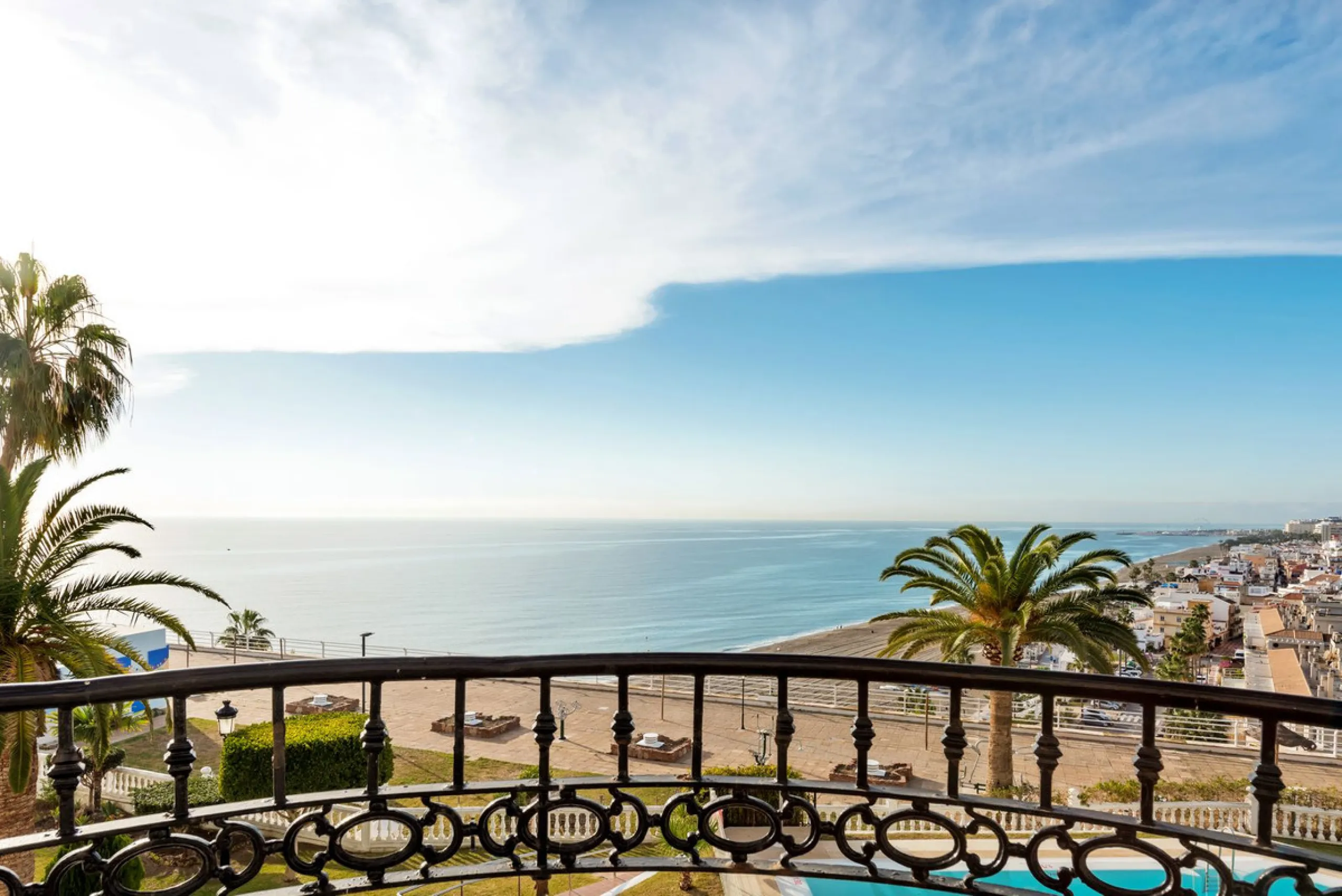 Completely renovated apartment for sale at Torremolinos' most sought-after address.
