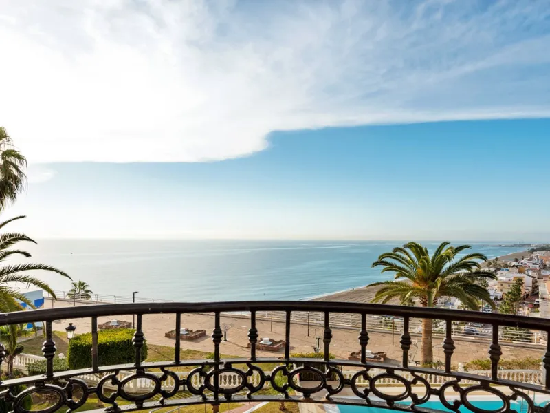 Completely renovated apartment for sale at Torremolinos' most sought-after address.