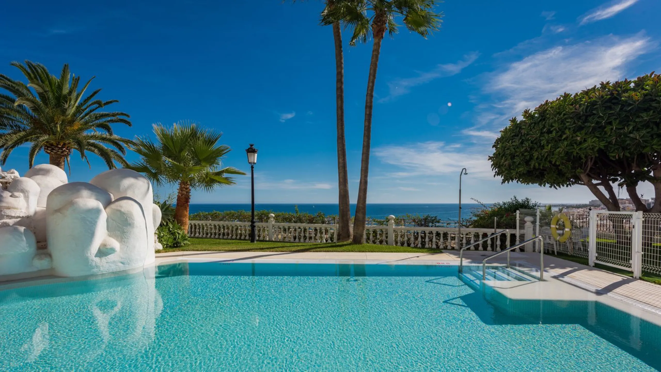 Completely renovated apartment for sale at Torremolinos' most sought-after address.