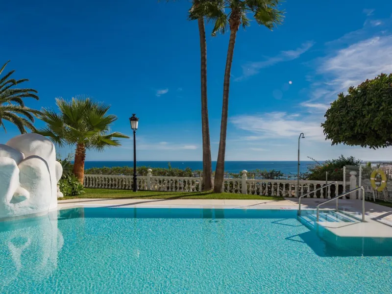 Completely renovated apartment for sale at Torremolinos' most sought-after address.