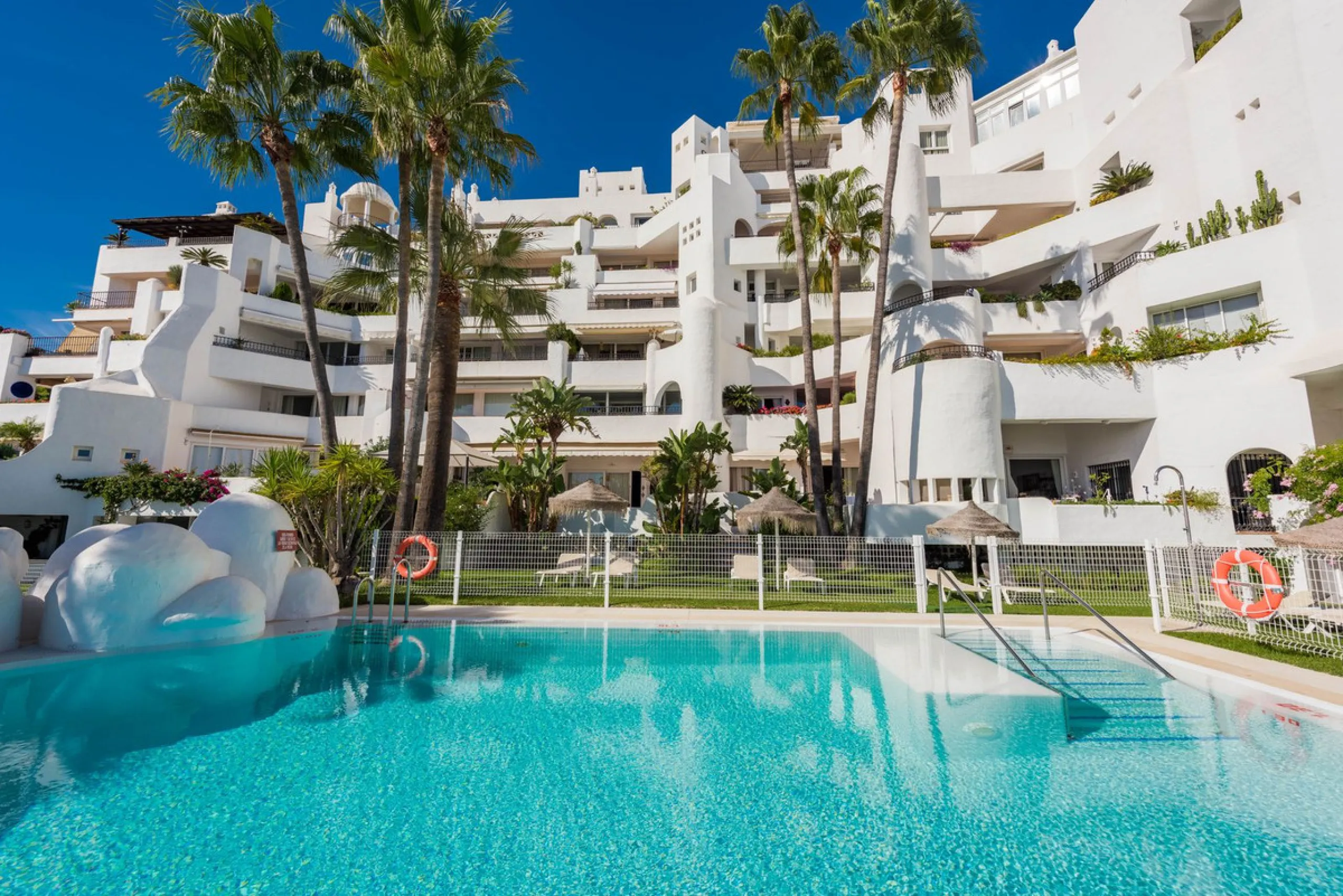 Completely renovated apartment for sale at Torremolinos' most sought-after address.