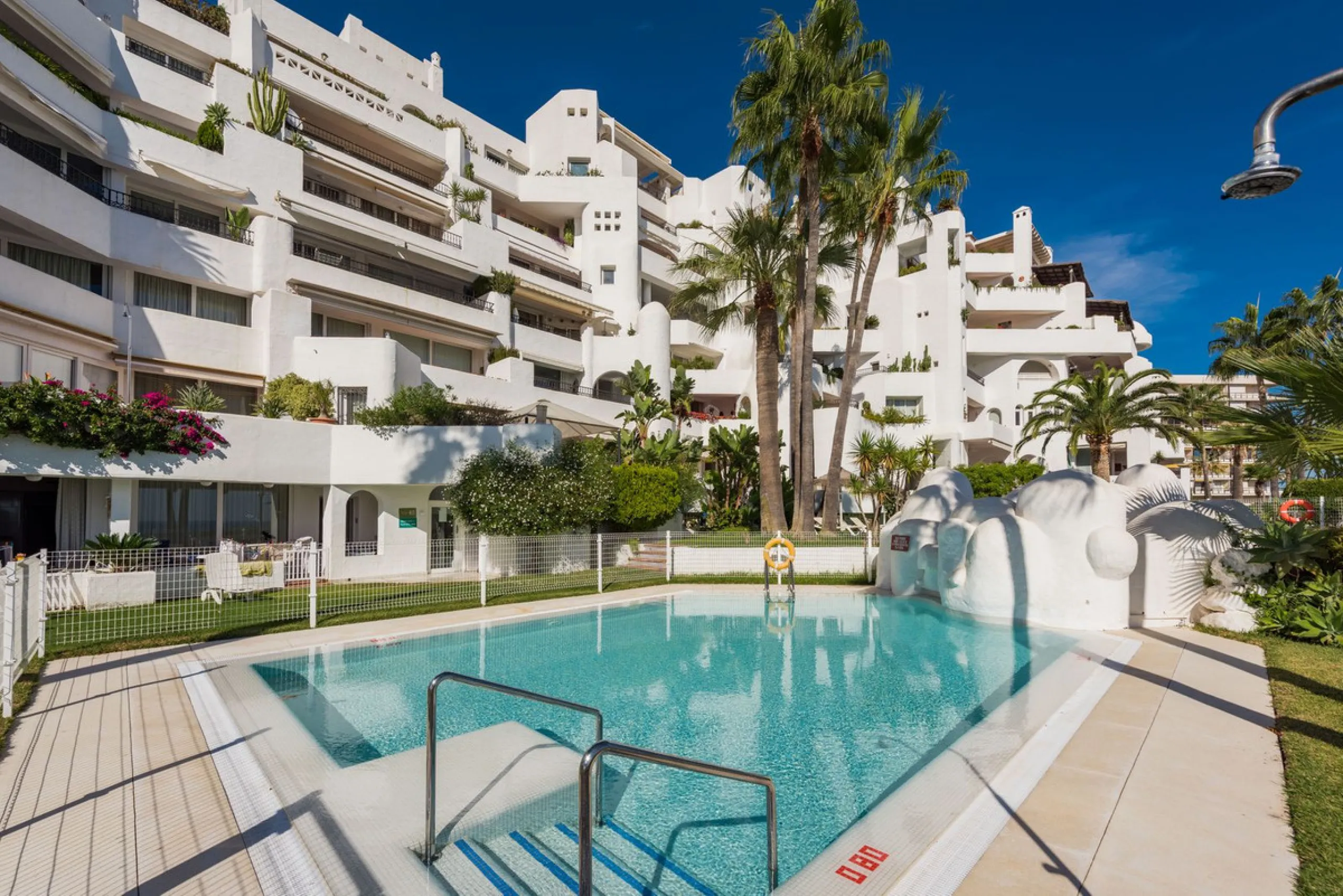 Completely renovated apartment for sale at Torremolinos' most sought-after address.