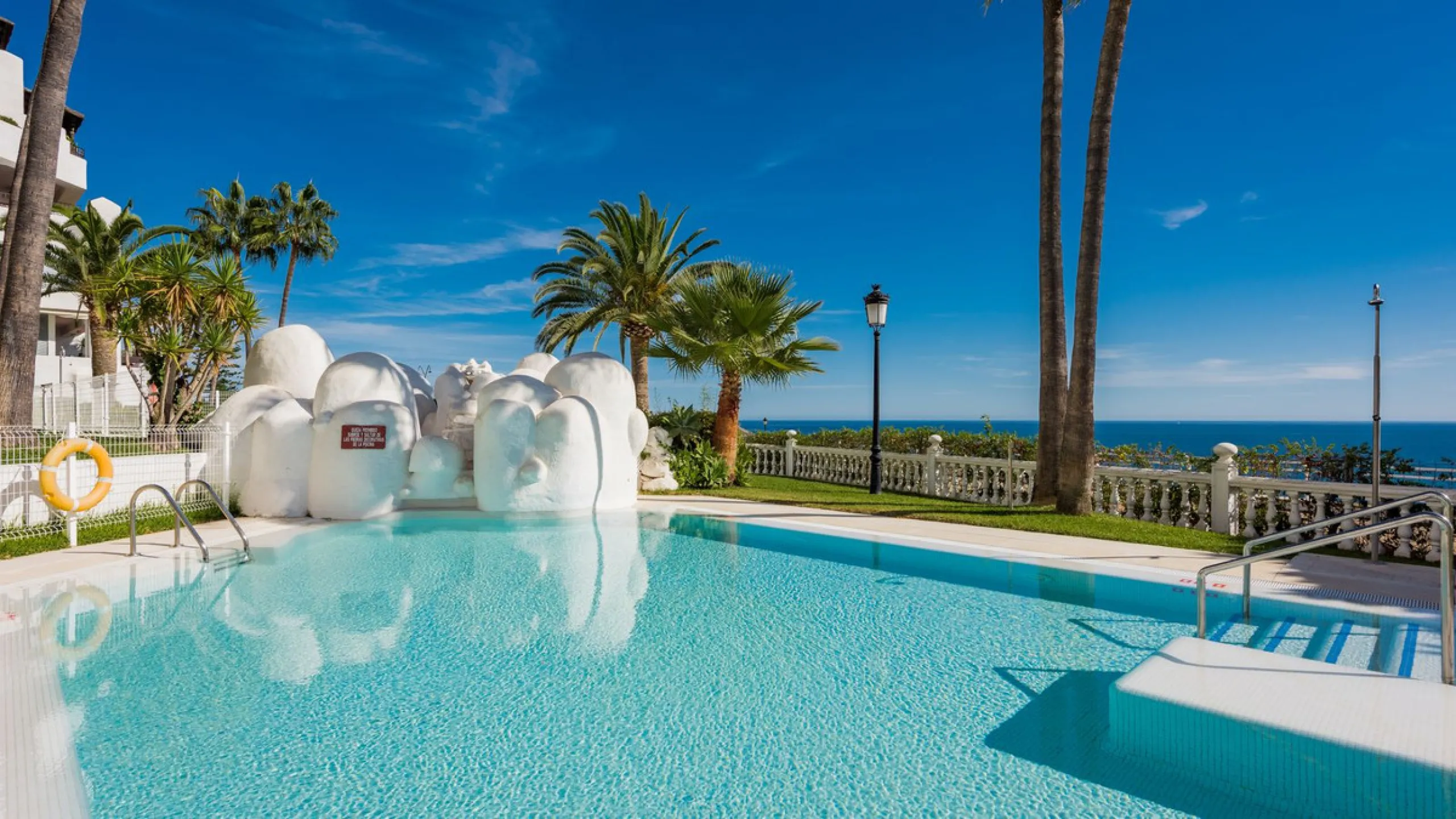 Completely renovated apartment for sale at Torremolinos' most sought-after address.