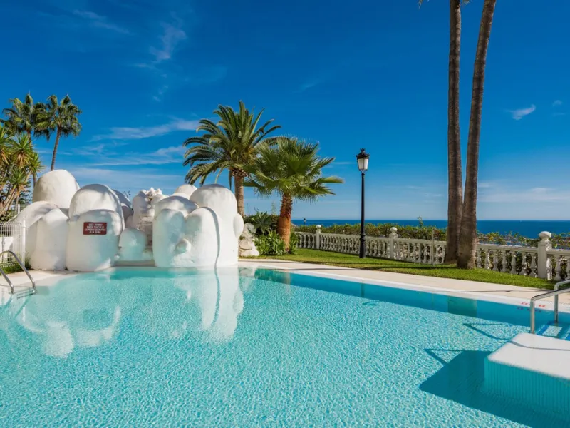 Completely renovated apartment for sale at Torremolinos' most sought-after address.