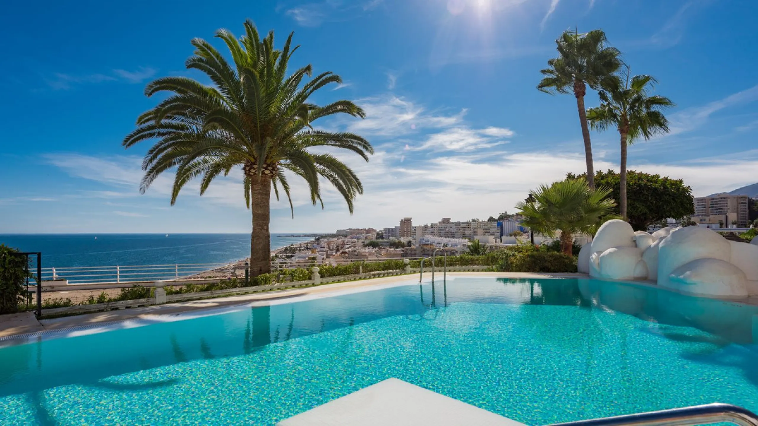 Completely renovated apartment for sale at Torremolinos' most sought-after address.