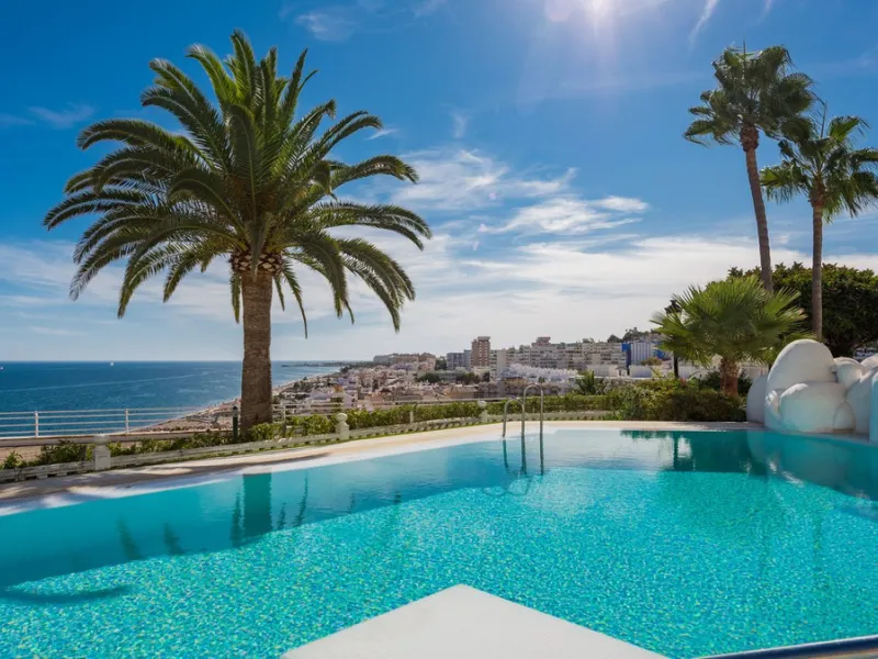Completely renovated apartment for sale at Torremolinos' most sought-after address.