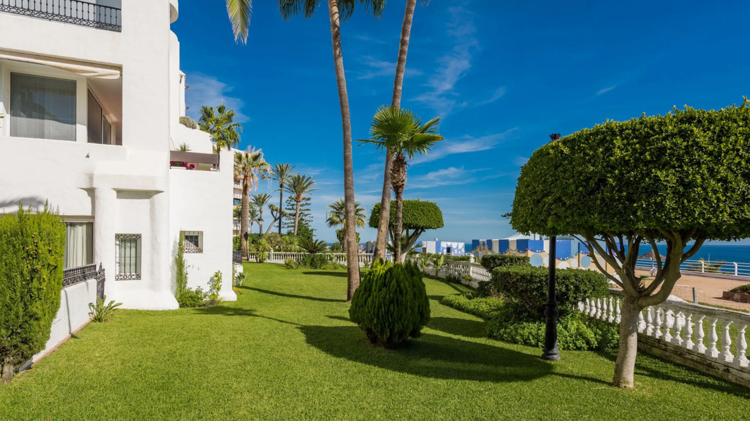 Completely renovated apartment for sale at Torremolinos' most sought-after address.