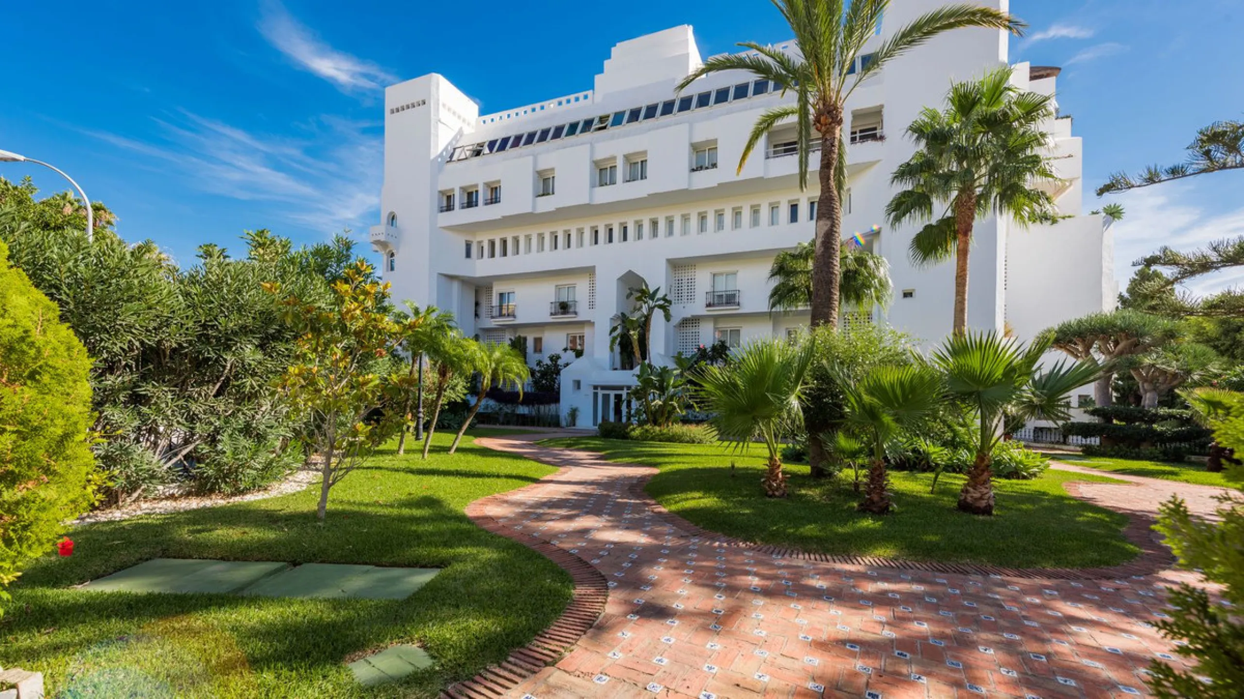 Completely renovated apartment for sale at Torremolinos' most sought-after address.