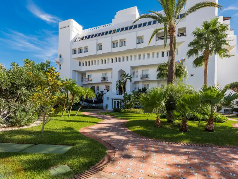 Completely renovated apartment for sale at Torremolinos' most sought-after address.
