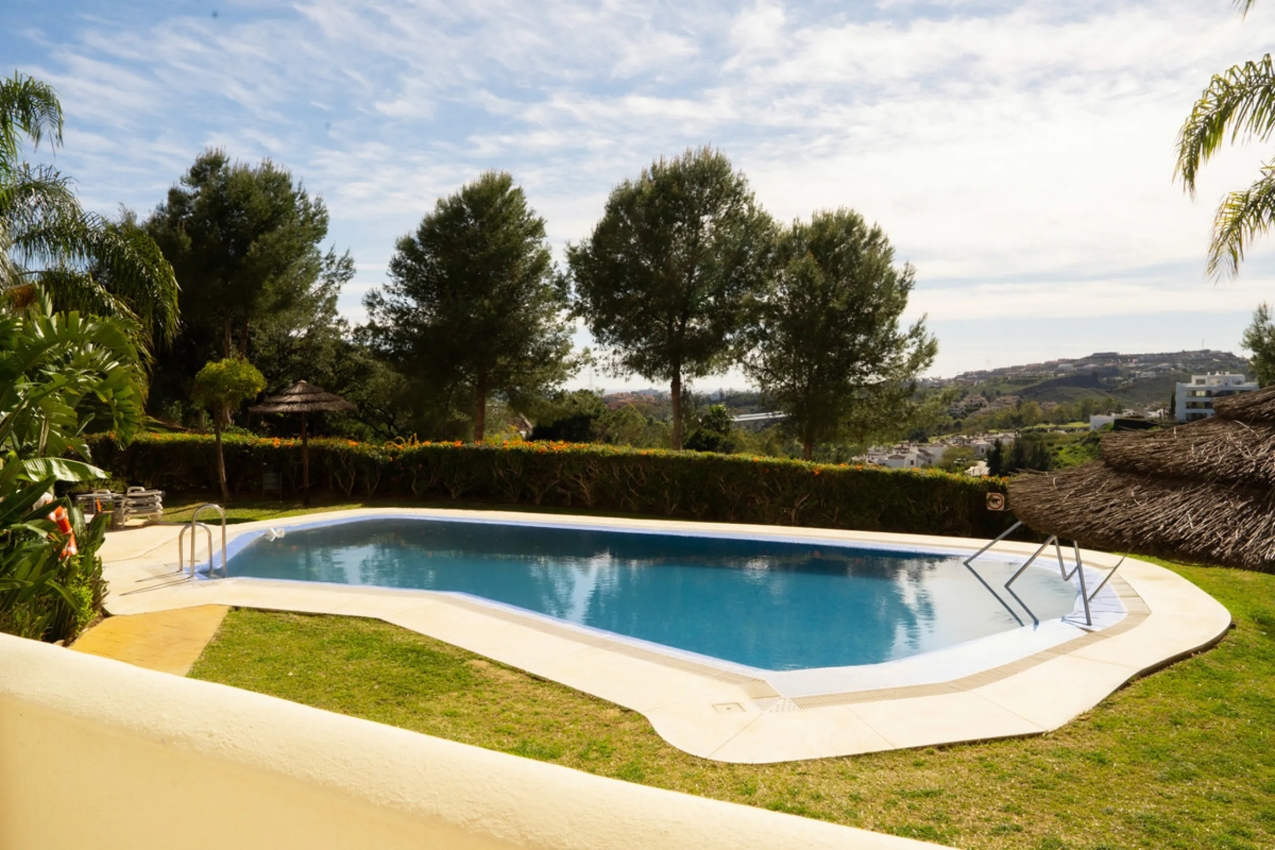 This bright and spacious 2-bedroom, 2-bathroom apartment offers comfortable living in a secure gated community. The property features a large 39 m² southwest-facing terrace overlooking landscaped gardens and the communal pool, perfect for outdoor dining, 