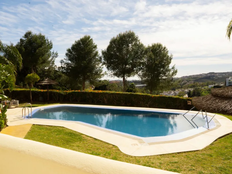 This bright and spacious 2-bedroom, 2-bathroom apartment offers comfortable living in a secure gated community. The property features a large 39 m² southwest-facing terrace overlooking landscaped gardens and the communal pool, perfect for outdoor dining, 