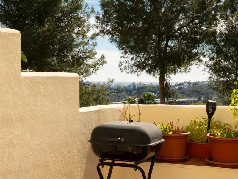 This bright and spacious 2-bedroom, 2-bathroom apartment offers comfortable living in a secure gated community. The property features a large 39 m² southwest-facing terrace overlooking landscaped gardens and the communal pool, perfect for outdoor dining, 