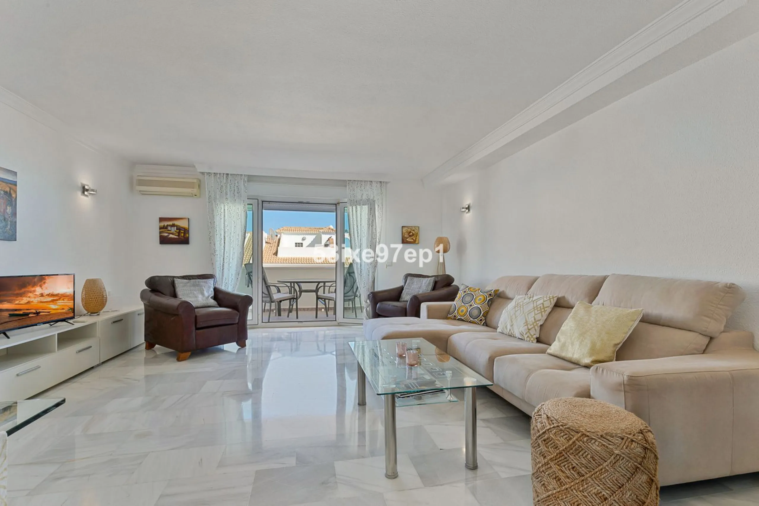 Welcome to this lovely townhouse in a quiet area with fantastic sea views of the entire beach and the port of Fuengirola from the roof terrace!