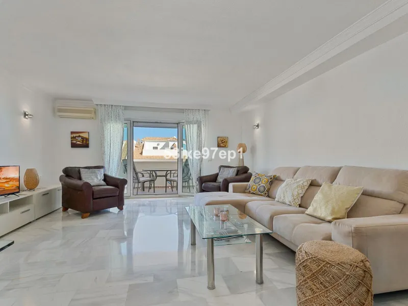 Welcome to this lovely townhouse in a quiet area with fantastic sea views of the entire beach and the port of Fuengirola from the roof terrace!