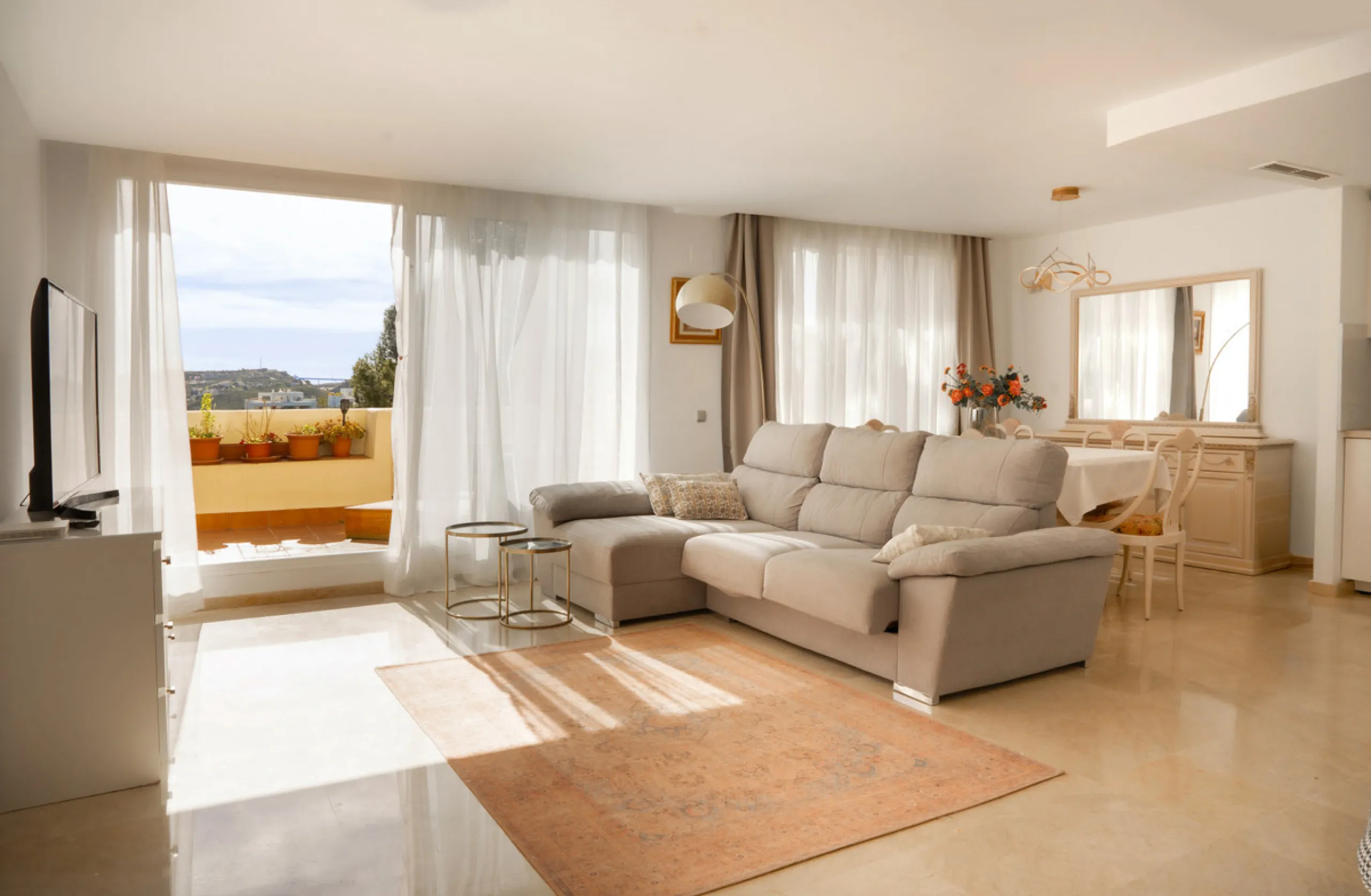 This bright and spacious 2-bedroom, 2-bathroom apartment offers comfortable living in a secure gated community. The property features a large 39 m² southwest-facing terrace overlooking landscaped gardens and the communal pool, perfect for outdoor dining, 