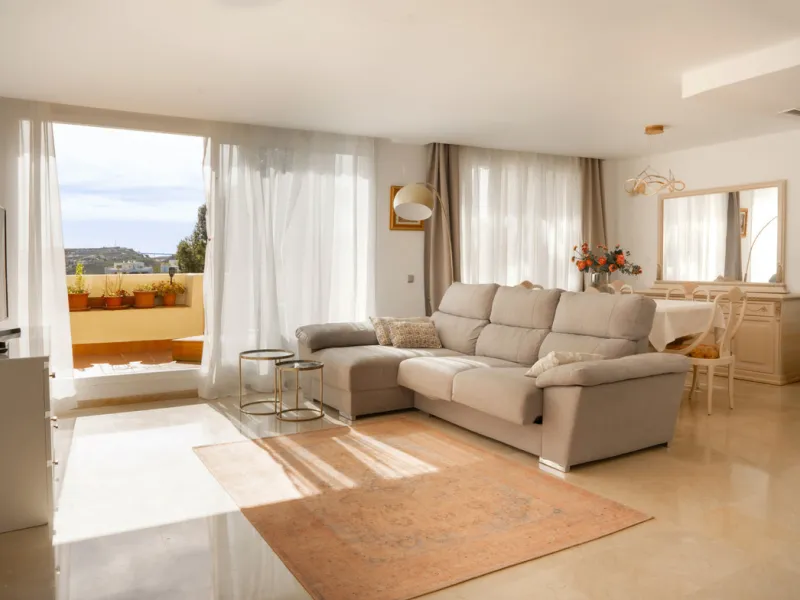 This bright and spacious 2-bedroom, 2-bathroom apartment offers comfortable living in a secure gated community. The property features a large 39 m² southwest-facing terrace overlooking landscaped gardens and the communal pool, perfect for outdoor dining, 