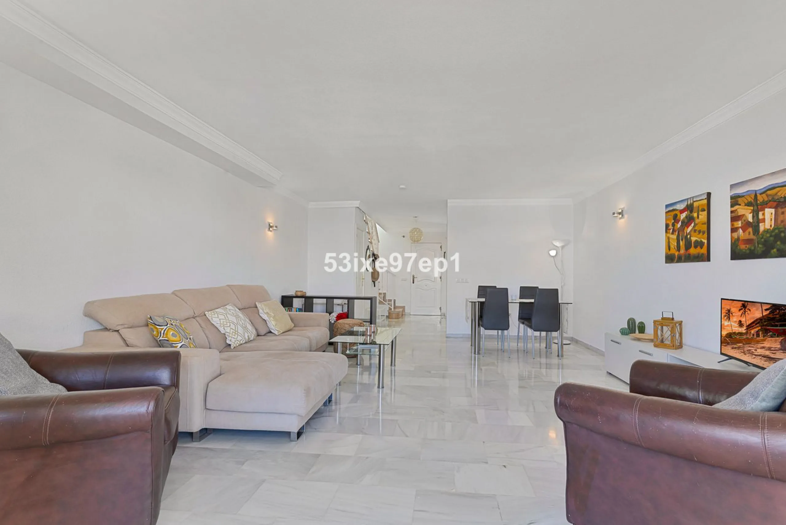 Welcome to this lovely townhouse in a quiet area with fantastic sea views of the entire beach and the port of Fuengirola from the roof terrace!