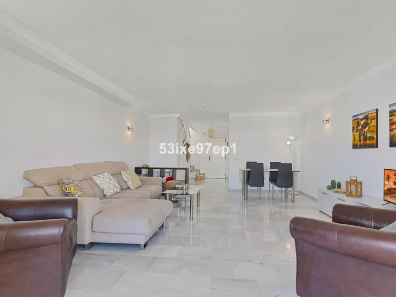 Welcome to this lovely townhouse in a quiet area with fantastic sea views of the entire beach and the port of Fuengirola from the roof terrace!
