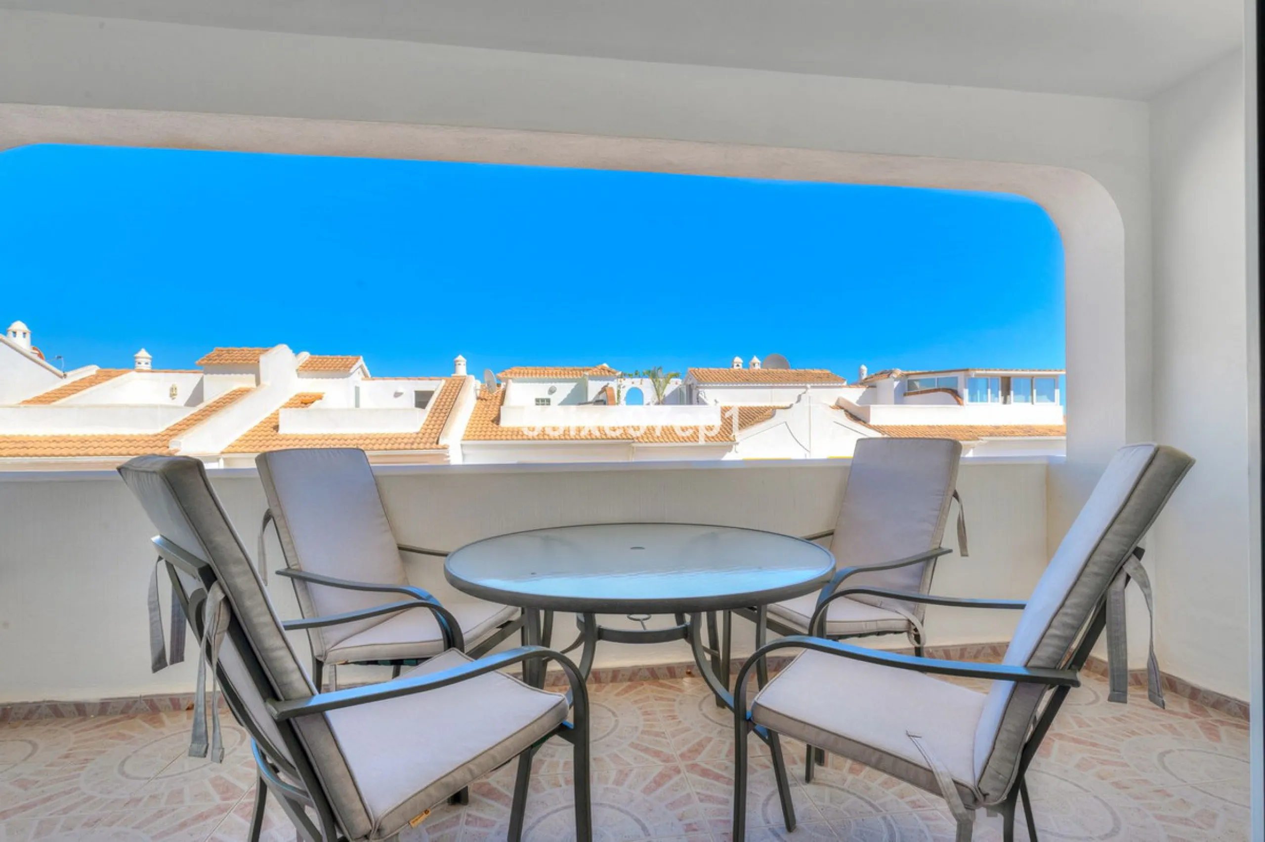 Welcome to this lovely townhouse in a quiet area with fantastic sea views of the entire beach and the port of Fuengirola from the roof terrace!