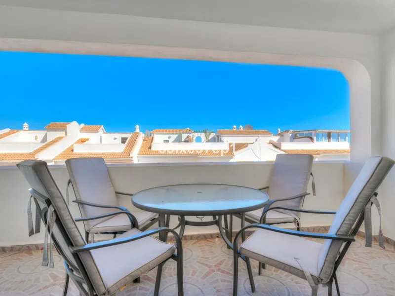Welcome to this lovely townhouse in a quiet area with fantastic sea views of the entire beach and the port of Fuengirola from the roof terrace!