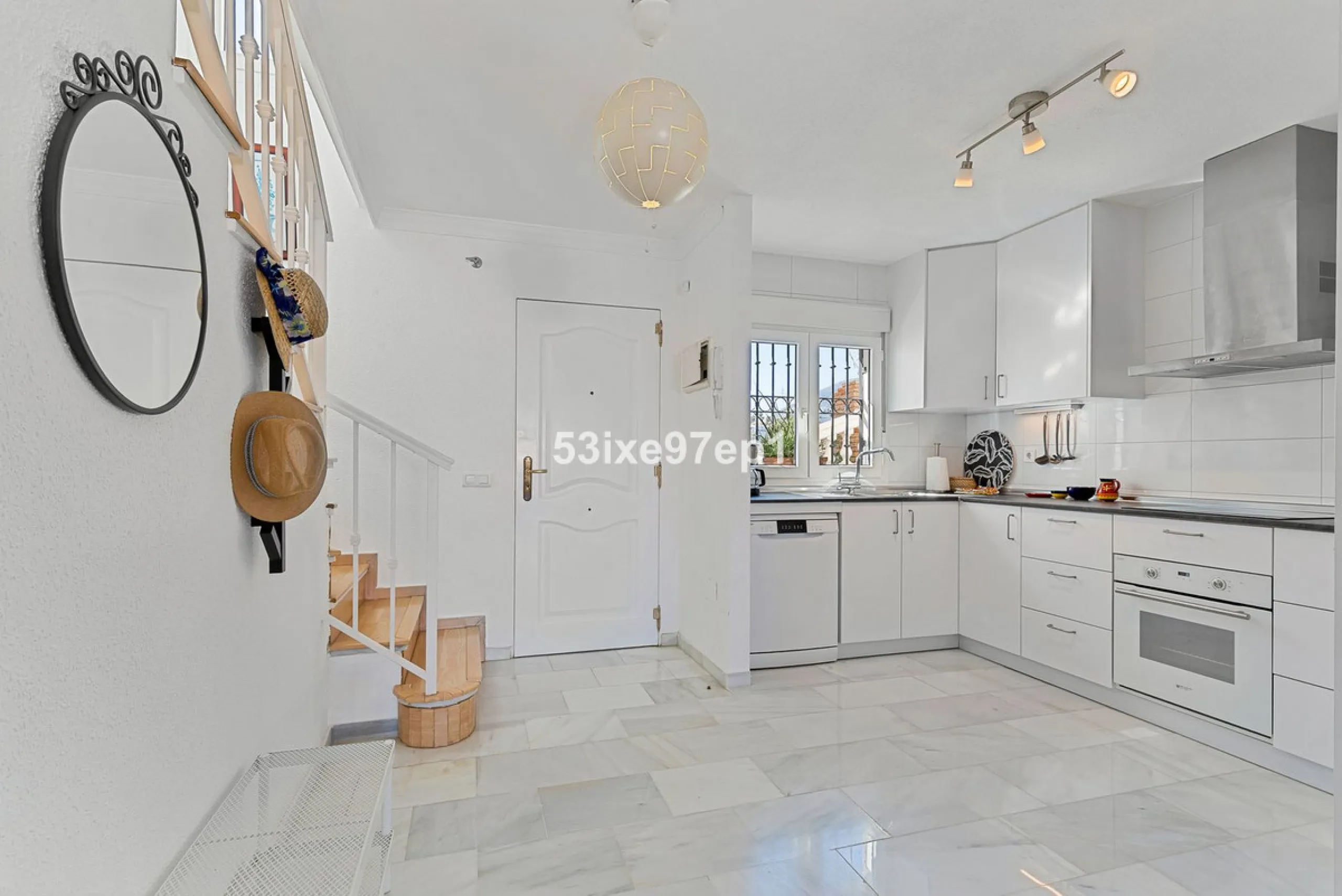 Welcome to this lovely townhouse in a quiet area with fantastic sea views of the entire beach and the port of Fuengirola from the roof terrace!